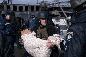 Ірпінь очима фотографа: евакуація мешканців та зруйноване місто після обстрілів (Фото)