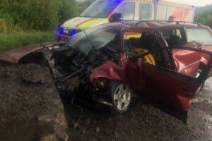 На Волині, щоб дістати загиблого водія з автівки, викликали рятувальників