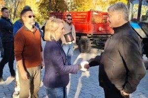 Порошенко зустрівся з послом США у зруйнованому росіянами парку