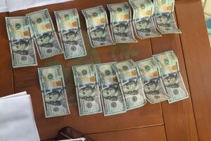 Волинські правоохоронці викрили командира взводу на хабарі 1800 доларів США 