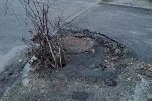 Луцькі муніципали побачили провалля біля люка неподалік школи, і... 