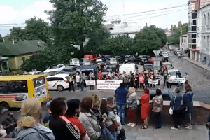 Підприємці Старого ринку пікетують міську раду, де сьогодні засідає земельна комісія (Відео)