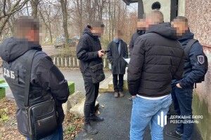 Привласнив півмільйона гривень підозрюваного : ДБР викрило правоохоронця-хабарника