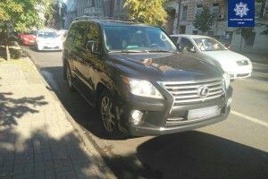 П'яний на позашляховику розтрощив клумби на Алеї Героїв Небесної сотні у Києві (Фото, відео)