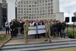 Прапори ВМС України, які підняли по всій Волині на підтримку полонених моряків, урочисто спустили