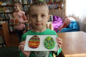 На «Великодніх барвах Волині» ліпили писанки з різнокольорового солоного тіста (фото)