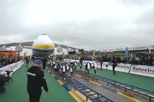 Є рекорд: восьмеро українців протягнули... найбільший літак світу (Відео)