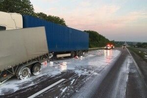 Дорогу на Рівненщині залило... білим та густим!