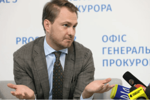 Генпрокурор Кравченко вночі виїхав за кордон на службовому авто – УП