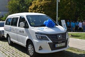 Дитячий фонд ООН передав Луцьку новенький електроавтомобіль
