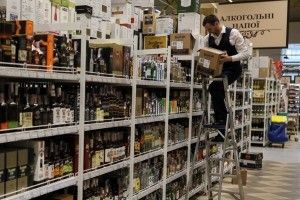В Україні знову подорожчають алкоголь і сигарети