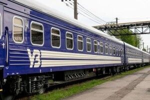 Через російські обстріли затримуються три потяги на Волинь