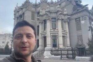 «Я тут, ніякої зброї ми не складемо», – Зеленський знову звернувся до українців (Відео)