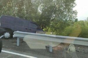На об'їзній дорозі біля Луцька від зіткнення з бусом мінівен злетів у кювет (Фото)