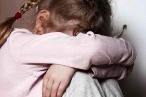 Чоловік ґвалтував 7-річну родичку, а відео викладав у соцмережі: йому повідомили про підозру