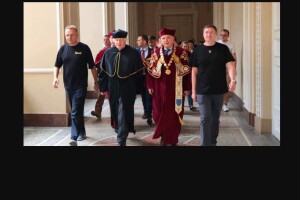 Батько 7 дітей із Британії отримав найвище почесне звання Львівського національного університету