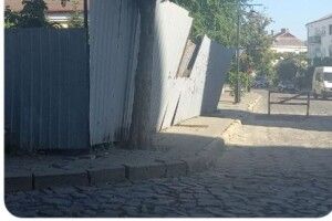 На одній із луцьких вулиць будівельний паркан валиться на тротуар