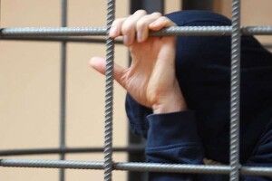 Рецидивіст сяде на три роки, бо вкрав сім шоколадок 