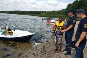 Волинські рятувальники зробили просвітницький рейд на озеро Пісочне