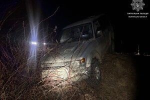 На Волині серед ночі під час погоні авто утікача зʼїхало в кювет