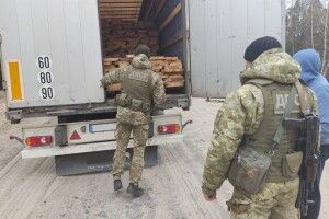 Поблизу кордону з Білоруссю в лісі зупинили вантажівку з ходовим товаром (Фото)
