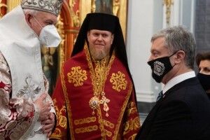 Петро та Марина Порошенки в Андріївській церкві взяли участь у Літургії, яку очолив представник Вселенського Патріарха Еммануїл