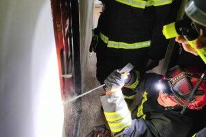 Луцькі рятувальники визволили маму 2-річної дитини