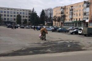 На Рівненщині військовий з величезним ведмедем у руках поспішав до похресниці 