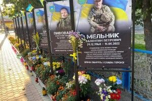 У Камені-Каширському подружжя дбає, що на Алеї Героїв завжди були квіти