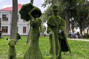 Вічнозелені скульптури у Володимирі; фронтова бібліотека; чому волинянці дякують зі Сходу - теми ранішньої добірки 