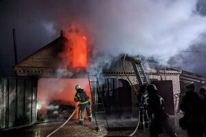 На Волині горіли гараж, господарська споруда і суха трава (Фото)