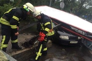 У Києві на автомобіль впав білборд