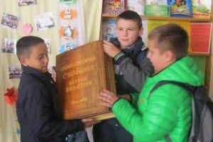 Незнайко, Всезнайко, Книжкова Муза і Королева Книг завітали до Маневицької бібліотеки (Фото)