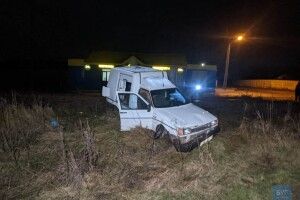 На Волині авто застрягло на колії та потрапило під потяг: водій втік