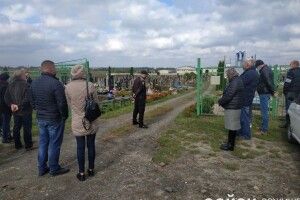 Без прощань і з поліцією: у Рожищі поховали депутата, який помер від коронавірусу