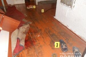 На Рівненщині 39-річний виродок відлупцював коцюбою рідну бабусю: 81-річна жінка перебуває у вкрай важкому стані (Фото)