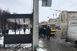 У Луцьку встановлюють другу «розумну» зупинку (Фото)