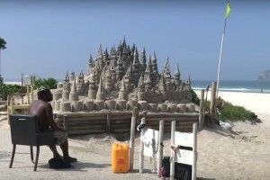 Він живе на пляжі у саморобному замку вже 22 роки (Відео)