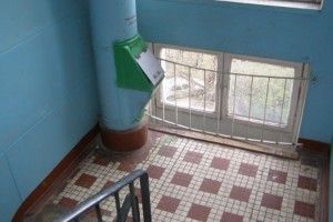 У сміттєпроводі харківської багатоповерхівки знайшли тіло жінки