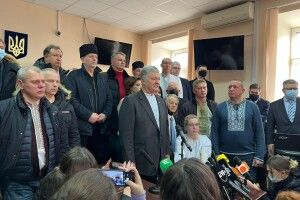 У Порошенка забрали закордонні паспорти і заборонили виїздити з Києва