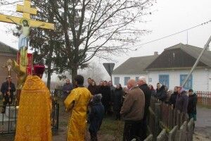 В селі Старі Червища освятили придорожнього хреста