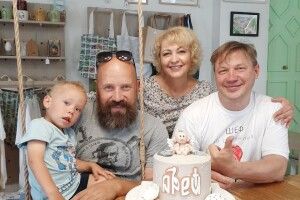 Знаменитий рівненський художник-гуморист показав новонародженого сина Арея
