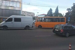 У Луцьку біля «Променя» сталася аварія за участю маршрутки (Фото)