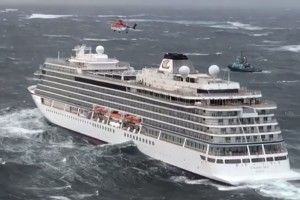 Евакуацію людей з круїзного лайнера «Viking Sky» припинили – судно прямує до найближчого порту