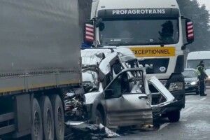 Зіткнулися вантажівки і мікроавтобус: рівнянин потрапив у ДТП на Львівщині (Фото)