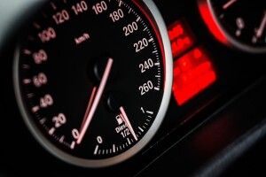 Потрощене авто і вивернуте колесо: у Луцьку водій виїхав на тротуар і врізався в дерево (Фото)
