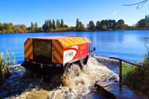Волинські рятувальники вчилися плавати по Турії снігоболотоходом (Фото)