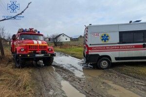 На Волині в болоті застрягла «швидка» (Фото) 
