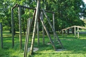 У рівненському парку вандали зруйнували спортивний майданчик