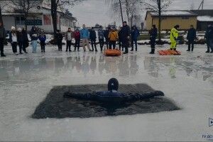 У Шацьку на Волині рятувальники провалилися під лід (Фото)